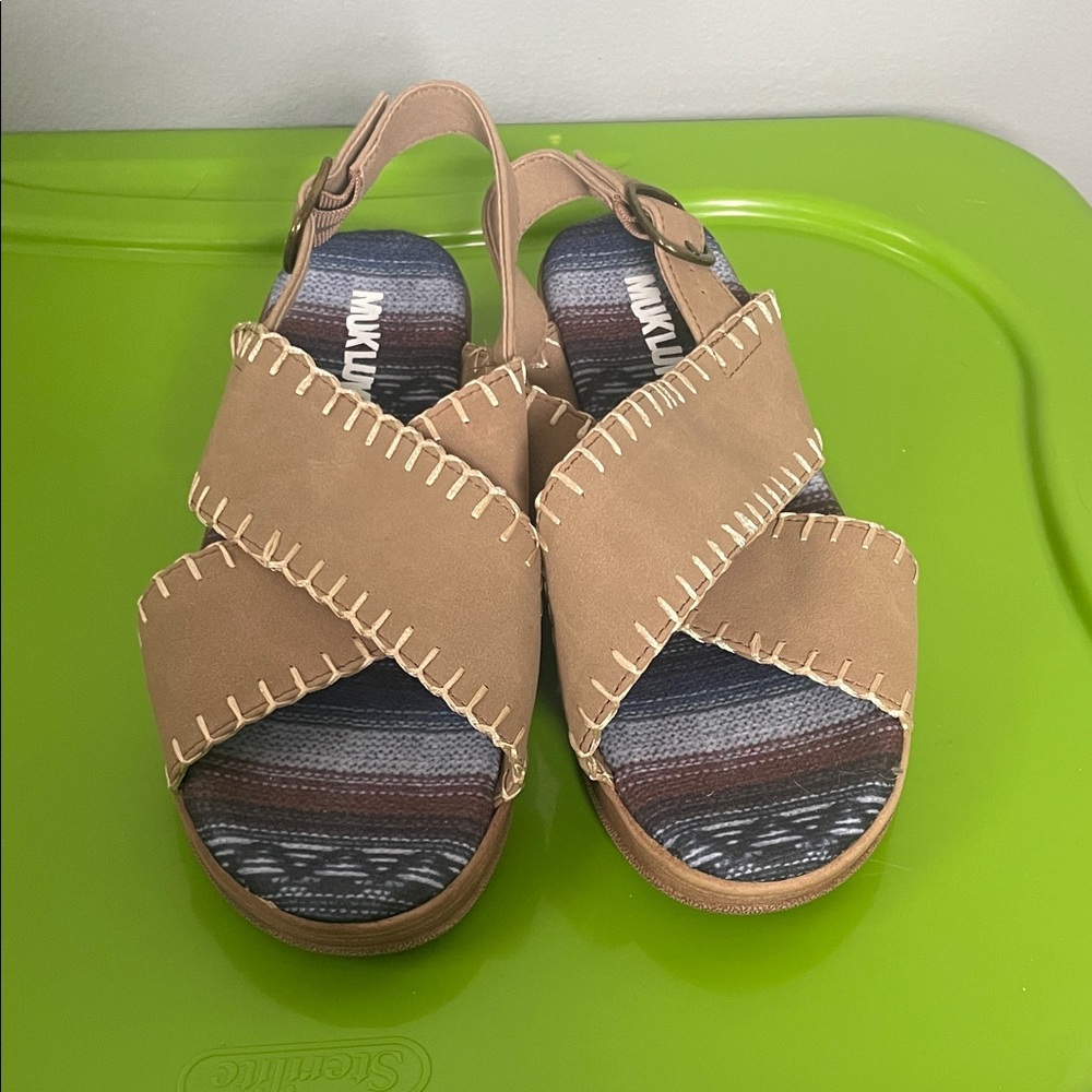 Muk Luks size 6.5 taupe faux suede City High Rise wedge Strap Sandals boho